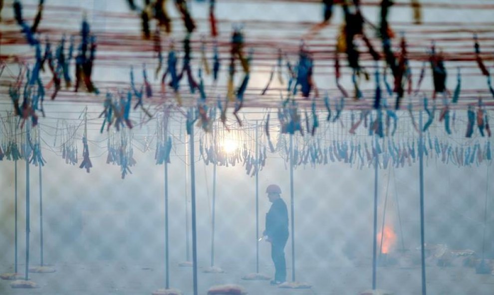 Un maestro pirotécnico controla el disparo de la mascletá en la plaza del Ayuntamiento de Valencia. EFE/Kai Försterling