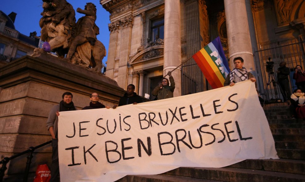 Personas muestran una pancarta solidaria en Bruselas. REUTERS/Charles Platiau