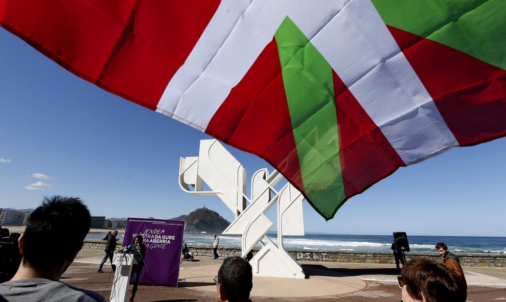 Podemos ha celebrado el Aberri Eguna (Día de la Patria vasca) con un acto simbólico ante la "Paloma de la Paz" de San Sebastián, en el que han vinculado los derechos sociales y el derecho a decidir. EFE/Javier Etxezarreta