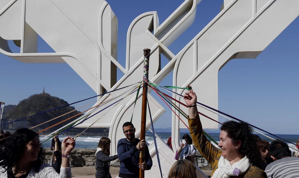 Podemos ha celebrado el Aberri Eguna (Día de la Patria vasca) con un acto simbólico ante la "Paloma de la Paz" de San Sebastián, en el que han vinculado los derechos sociales y el derecho a decidir. EFE/Javier Etxezarreta