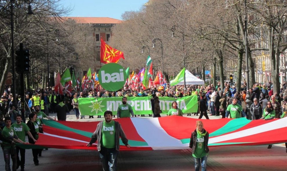 Manifestación convocada por la red Independentistak en Pamplona para conmemorar el Aberri Eguna, una cita que han secundado los partidos y otras organizaciones de la izquierda abertzale, como la coalición EH Bildu, las formaciones Sortu y EA, o el sindica