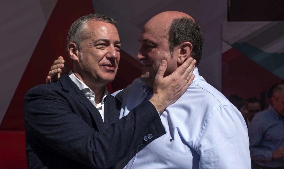 El lehendakari, Iñigo Urkullu (i) y el presidente del PNV, Andoni Ortuzar, durante la celebración del Aberri Eguna, Día de la Patria vasca, en Bilbao. EFE/Miguel Toña