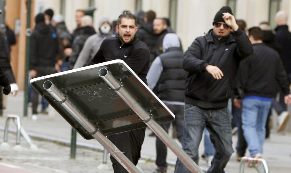 Los altercados han dejado daños materiales en el centro de Bruselas. REUTERS/Yves Herman