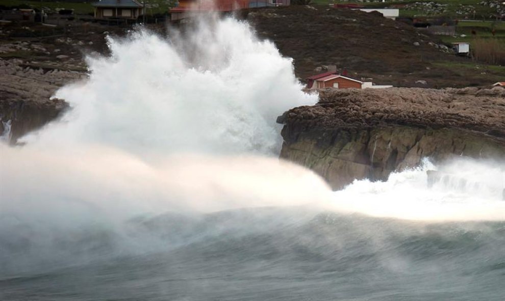 Una ola rompe en los acantilados de Cuchia, en Cantabria, que se encuentra en alerta por fenómenos costeros adversos y fuertes vientos. EFE/Pedro Puente Hoyos