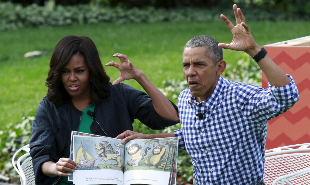 La primera dama, Michelle Obama y el presidente Barack Obama durante una lectura del libro infantil 'Donde viven los monstruos' a los niños reunidos en la Casa Blanca, Washington. REUTERS/Jonathan Ernst