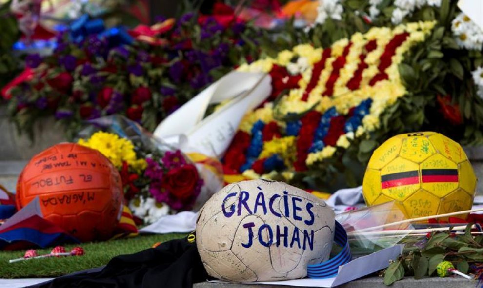 Detalle de los muchos recuerdos que los aficionados del FC Barcelona han dejado en el memorial de Johan Cruyff que este martes se cierra en el estadio Camp Nou. EFE/ Quique García