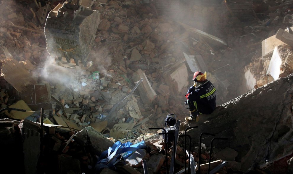 Un trabajador de rescate trabaja tras un derrumbe de un edificio residencial de tres plantas en Shanghai, China. REUTERS/Aly Song