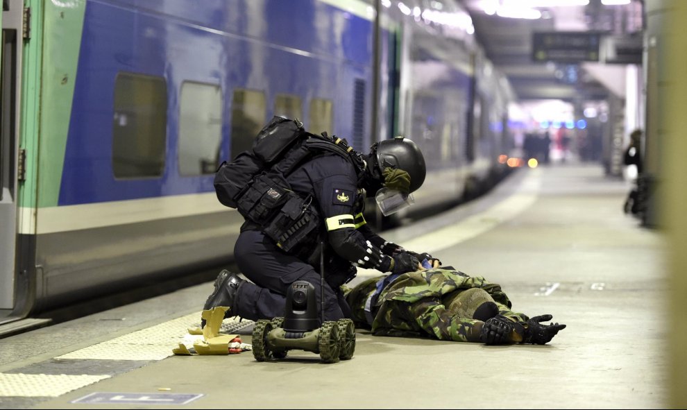 Un miembro del Grupo de Intervención de la Gendarmería Nacional durante el simulacro de ataque terrorista que han realizado como entrenamiento en la estación de metro de Montparnasse en París, Francia. REUTERS/Miguel Medina/Pool