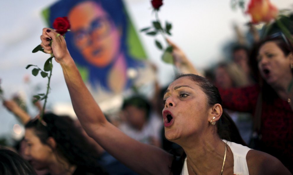 Mujeres se manifiestan en apoyo a la presidenta de Brasil, Dilma Rousseff, frente al Palacio del Planalto ,en Brasilia. REUTERS/Ueslei Marcelino