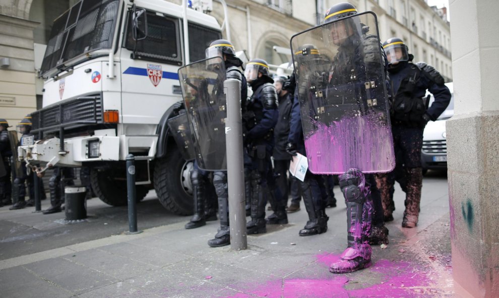 Antidisturbios franceses cubiertos con pintura durante los enfrentamientos con manifestantes en una manifestación de estudiantes universitarios franceses contra la propuesta de la legislación laboral francesa en Nantes. REUTERS/Stephane Mahe