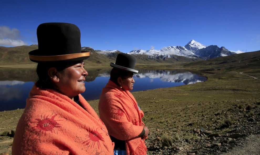 Las indígenas Lidia Huayllas (izquierda) y Dora Magueno contemplan el Lago Milluni. REUTERS/David Mercado