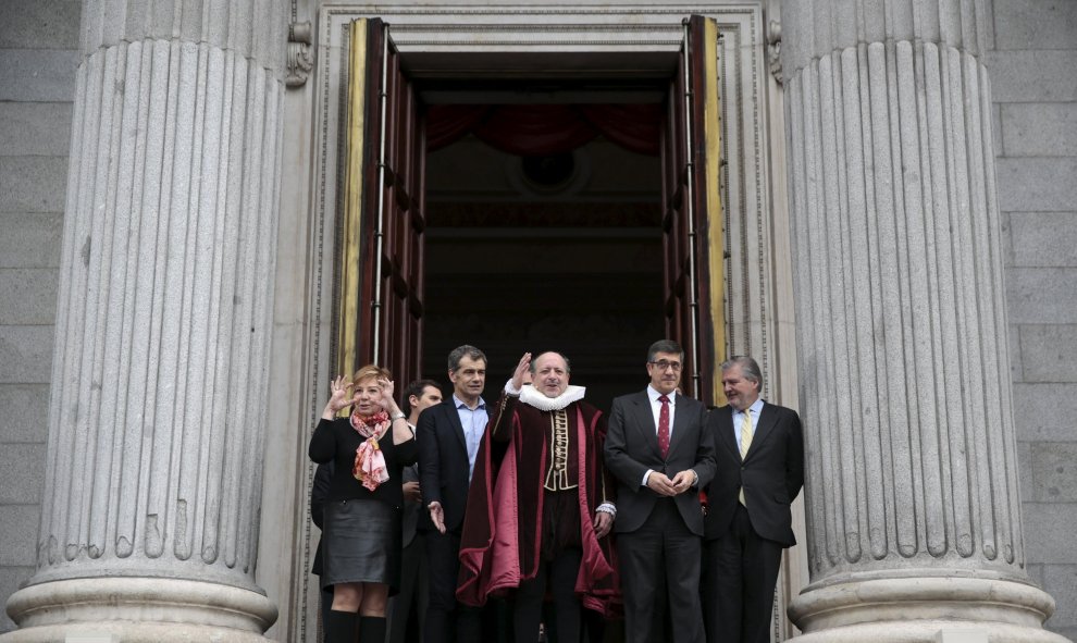 El actor Manuel Tallafe (centro), se viste de Miguel de Cervantes en el Congreso de los Diputados para conmemorar el 400 aniversario de la muerte del escritor español, Madrid. REUTERS/Andrea Comas