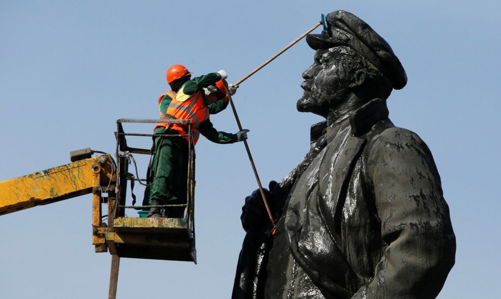Unos trabajadores limpian la estatua de Vladimir Lenin en el 146 aniversario de su nacimiento, en Krasnoyarsk, Siberia, Rusia. REUTERS/Ilya Naymushin