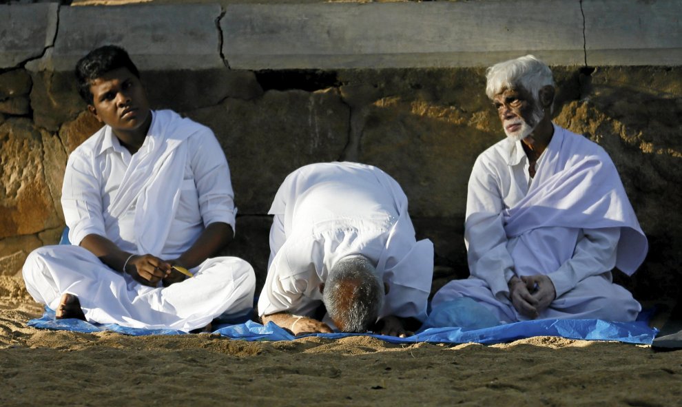 Unos devotos budistas rezan delante del el árbol sagrado de Bo de Anuradhapura (Sri Maha Bodhi). REUTERS/Dinuka Liyanawatte