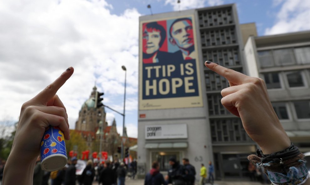 Un cartel en una pared durante la manifestación contra el tratado de libre comercio TTIP antes de la visita del presidente de EEUU Barack Obama, en Hannover, Alemania. REUTERS/Kai Pfaffenbach