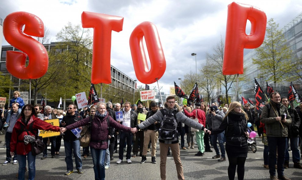 Manifestantes marchan en las calles de Hannover contra el tratado de libre comercio. REUTERS/Nigel Treblin