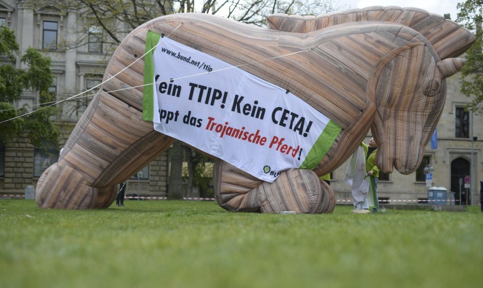 Los manifestantes levantan un caballo de Troya en una calle de Hannover. REUTERS/Nigel Treblin