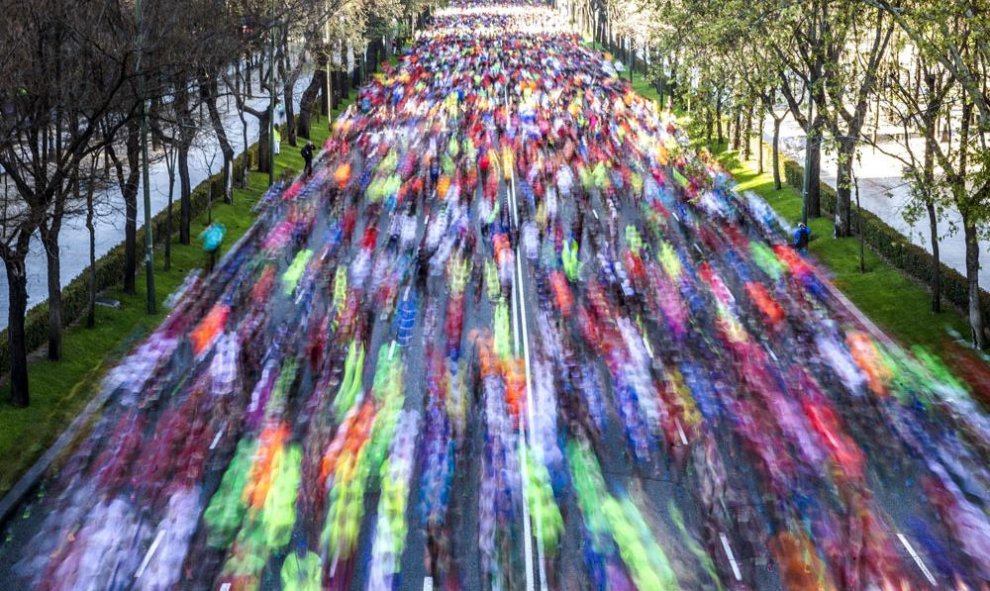 Vista general de los participantes em la 39 edición de la maratón de Madrid,a su paso por el Paseo de la Castellana, y que ha congregado 33.000 corrredores en las tres carrereas (10 km, medio maratón y maratón) en una mañana luminosa. EFE/Emilio Naranjo