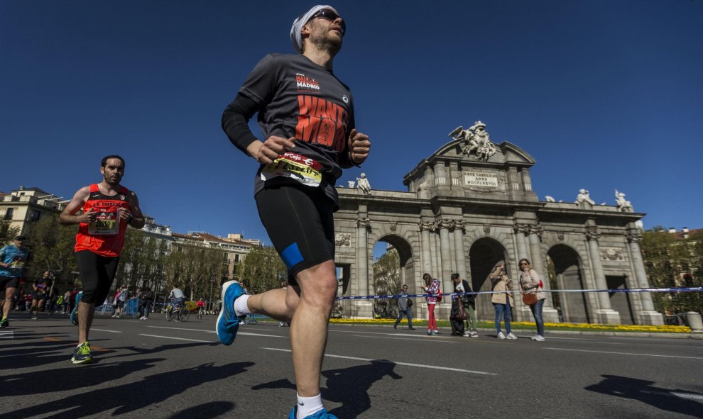 Participantes en la 39 edición de la maratón de Madrid a su paso por la Puerta de Alcala. EFE/Emilio Naranjo