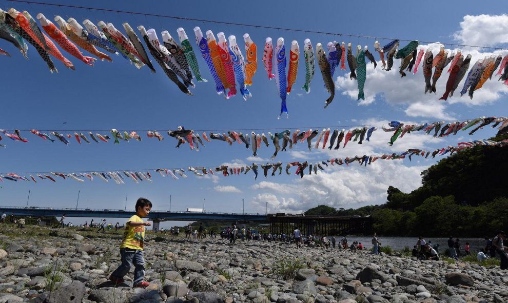 Un niño corre bajo carpas de papel en un parque junto al río en Sagamihara, en los suburbios de Tokio. TORU YAMANAKA / AFP