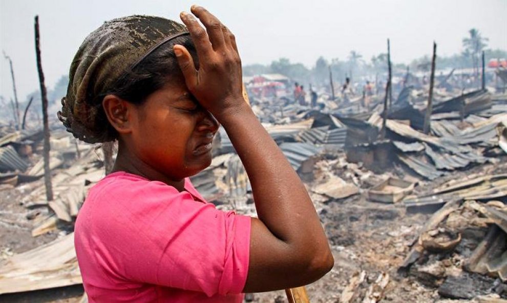 Una joven rohinyá llora junto a los restos calcinados tras un incendio en el campamento Baw Du Ba Muslim (Rohinyá) en Sittwe, oeste de Birmania. EFE/Nyunt Win