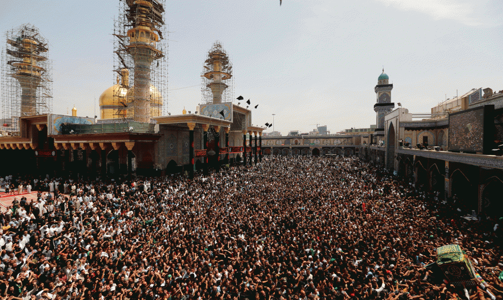 Peregrinos chiítas se reúnen en el santuario de Imam Musa al- Kadhim para celebrar el aniversario de la muerte en el distrito de Kadhimiya de Bagdad, Iraq. REUTERS/Thaier Al-Sudani