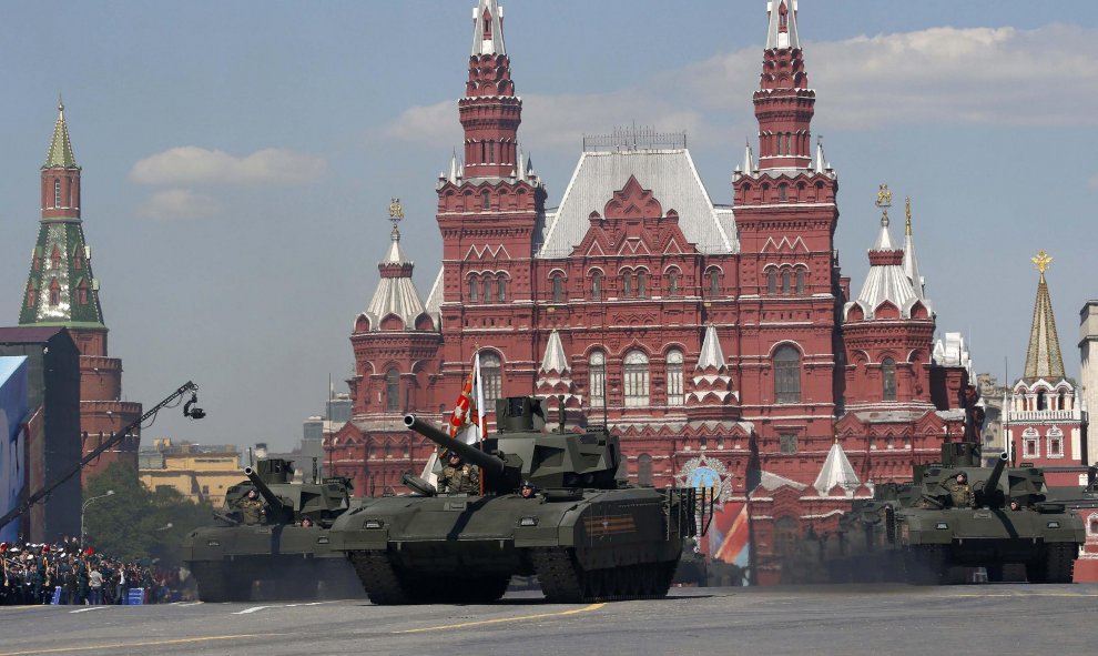 Tanques T-14 rusos participan en el Desfile de la Victoria, en la Plaza Roja de Moscú. REUTERS/Sergei Karpukhin