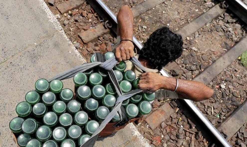 Un vendedor indio transporta refrescos en una estación de tren un caluroso día en Calcuta, en el este de la India. EFE/Piyal Adhikary