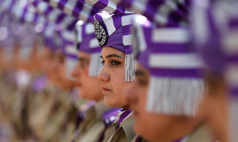 Varias agentes de la policía india forman parte de la guardia de honor durante una ceremonia de bienvenida en el complejo del Secretariado Civil en Srinagar, la capital estival de la parte de Cachemira administrada por la India. EFE/Farooq Khan