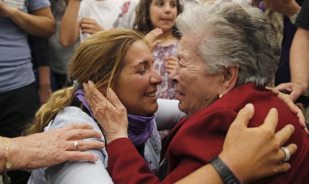 Marta Miguel (i) la turista madrileña que junto a su pareja David Hernández fue rescatada la pasada semana tras pasar nueve días en una embarcación a la deriva en aguas de Malasia, al norte de la isla de Borneo, se abraza a su abuela a su llegada al aerop