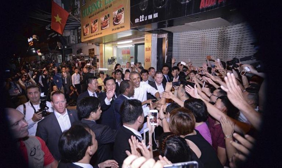 El presidente estadounidense Barack Obama (c) a su salida de un restaurante tradicional de Hanoi, Vietnam hoy 23 de mayo de 2016. Obama, anunció en Hanoi el levantamiento del embargo militar a Vietnam, una decisión que supone la "completa normalización" d
