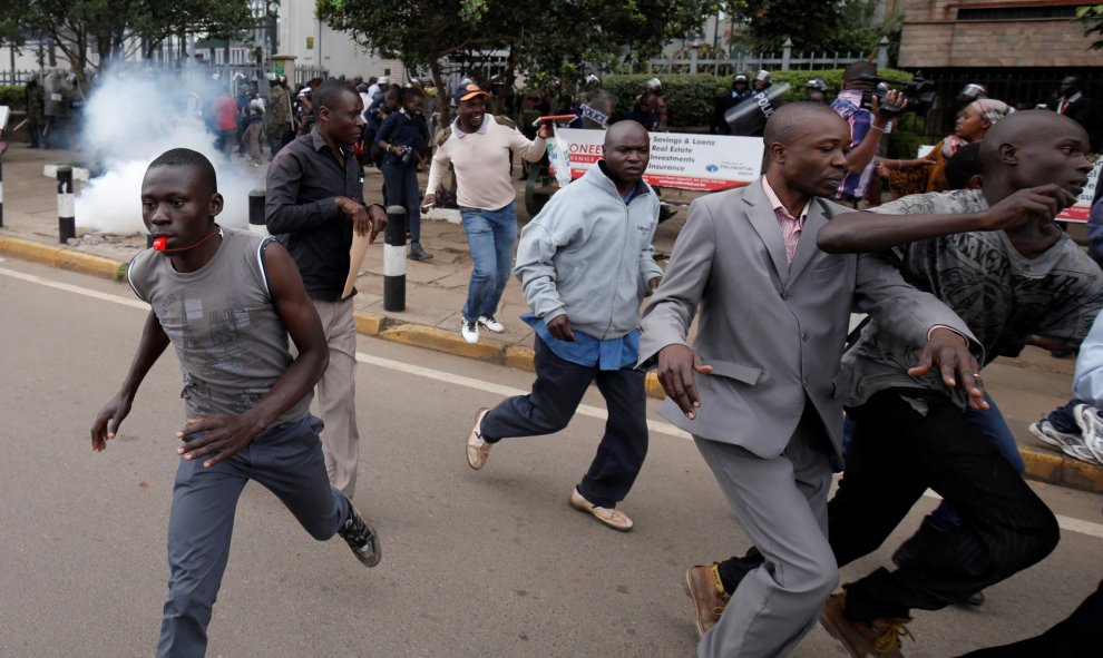 Los partidarios de la la Coalición para la Reforma y la Democracia (CORD ) huyen de la policía antidisturbios que lanzaron gases lacrimógenos para dispersarles durante una protesta contra las autoridades electorales de Kenia, a quienes la oposición acusa