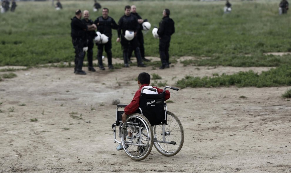 Un chico refugiado en su silla de reudas durante el desalojo policial del campamento de Idomeni, en la frontera entre Grecia y Macedonia. REUTERS/Yannis Kolesidis