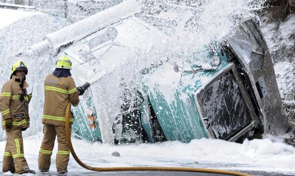 Bomberos rocían con espuma un camión cisterna cargado con gasolina tras sufrir un accidente en la Autopista Calder en Keilor East, en el noroeste de Melbourne, Australia. EFE/Joe Castro