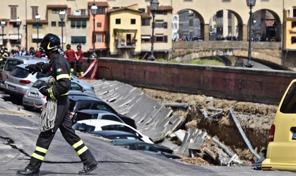 Un bombero trabaja cerca del socavón. EFE/Maurizio Degl' Innocenti