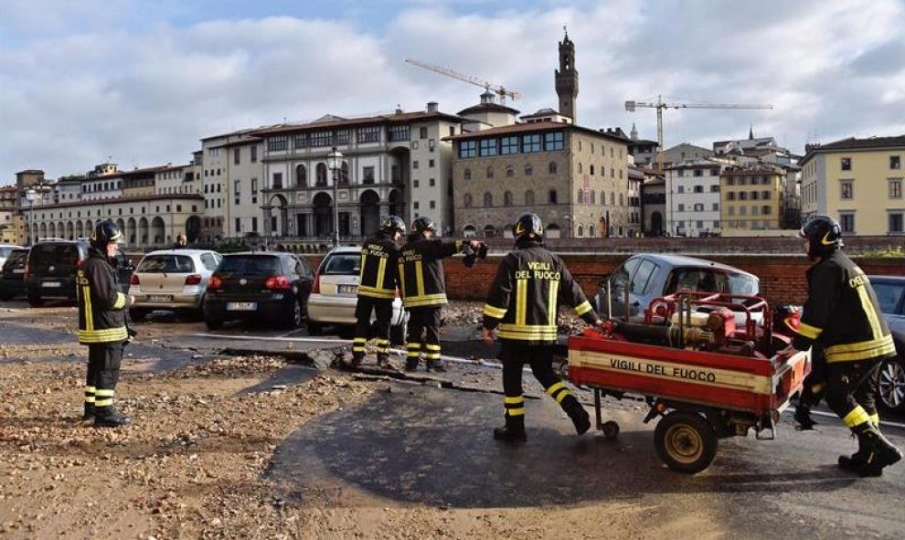 Los bomberos trabajan en la zona afectada por el socavón. EFE/Maurizio Degl' Innocenti