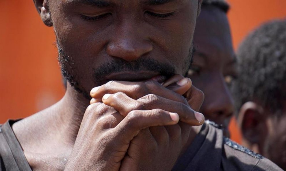 Detalle de un inmigrante a su llegada al puerto de Salerno junto con otras 1.000 personas de origen sub-sahariano que fueron rescatados en el mar Mediterráneo cuando viajaban en una embarcación de origen noruego, la Siem Pilot, Italia. EFE/Cesare Abbate