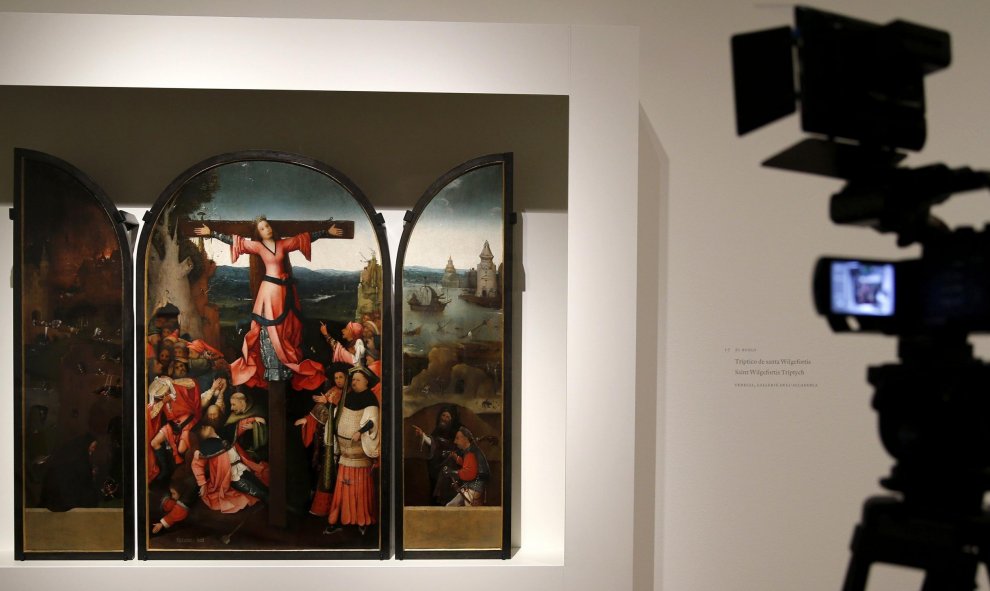 'Tríptico de santa Wilgerfortis', de El Bosco, que forma parte de 'El Bosco. La exposición del V Centenario', una muestra que conmemora el V centenario de la muerte del pintor flamenco en el Museo del Prado. EFE/Mariscal