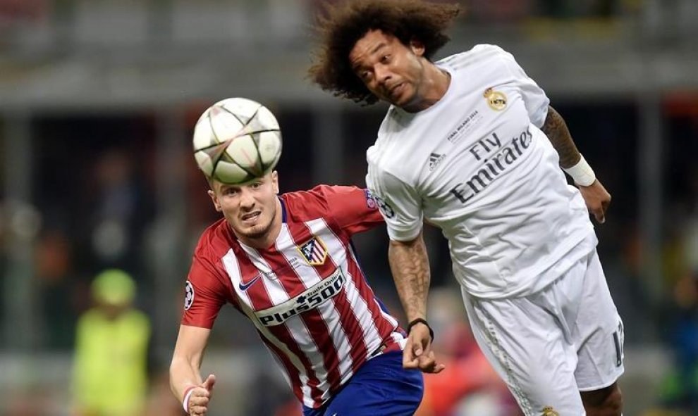 Marcelo, del Real Madrid, junto al jugador del Atlético Saul Niguez, en la final de la Champions League, en Milán. EFE/EPA/DANIELE MASCOLO