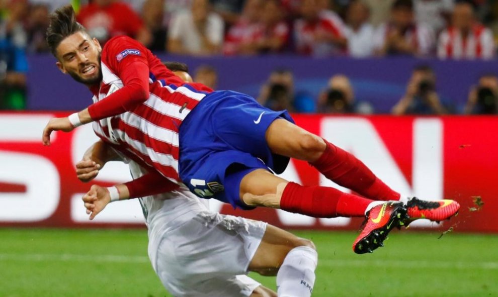 Yannick Ferreira Carrasco marca el primer gol del Atlético de Madrid en la final de la Champions League en el estadio de San Siro, en Milán. REUTERS / Kai Pfaffenbach