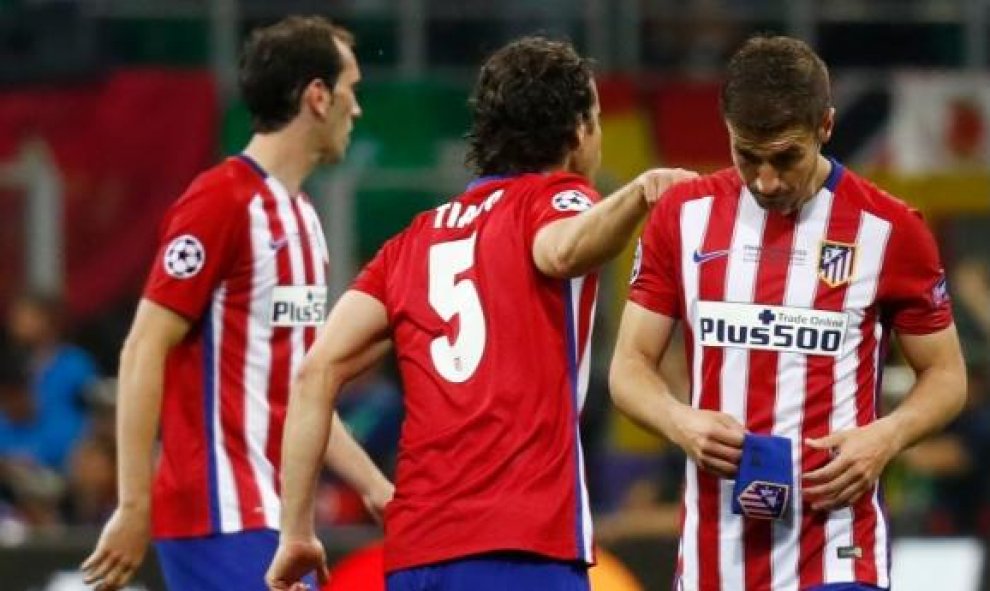 Jugadores del Atlético de Madrid, tras perder en la final de la Champions League frente al Real Madrid. REUTERS/ Kai Pfaffenbach