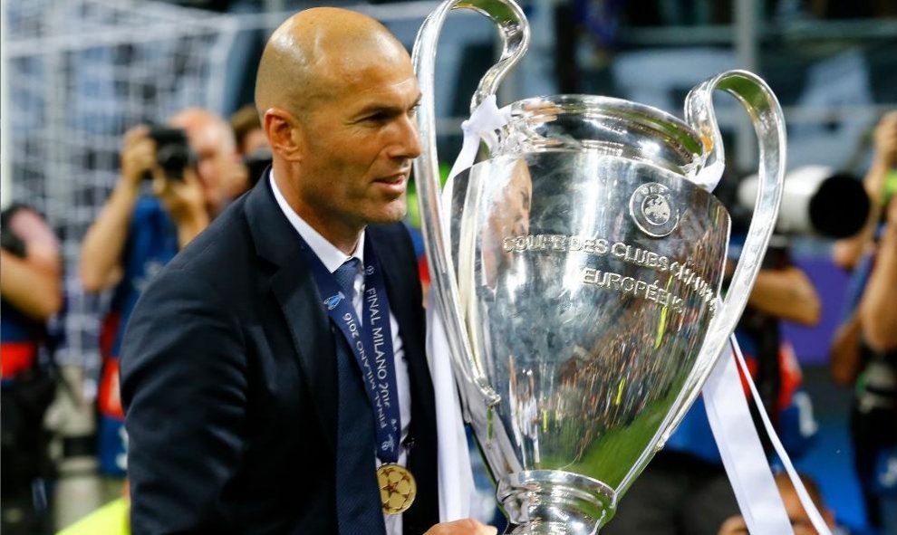 Zinedine Zidane, entrenador del Real Madrid, con la undécima Copa de Europa lograda por su equipo. REUTERS/ Stefano Rellandini