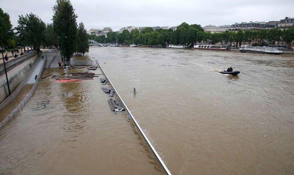 La Torre Eiffel también está cercada por las aguas. / REUTERS