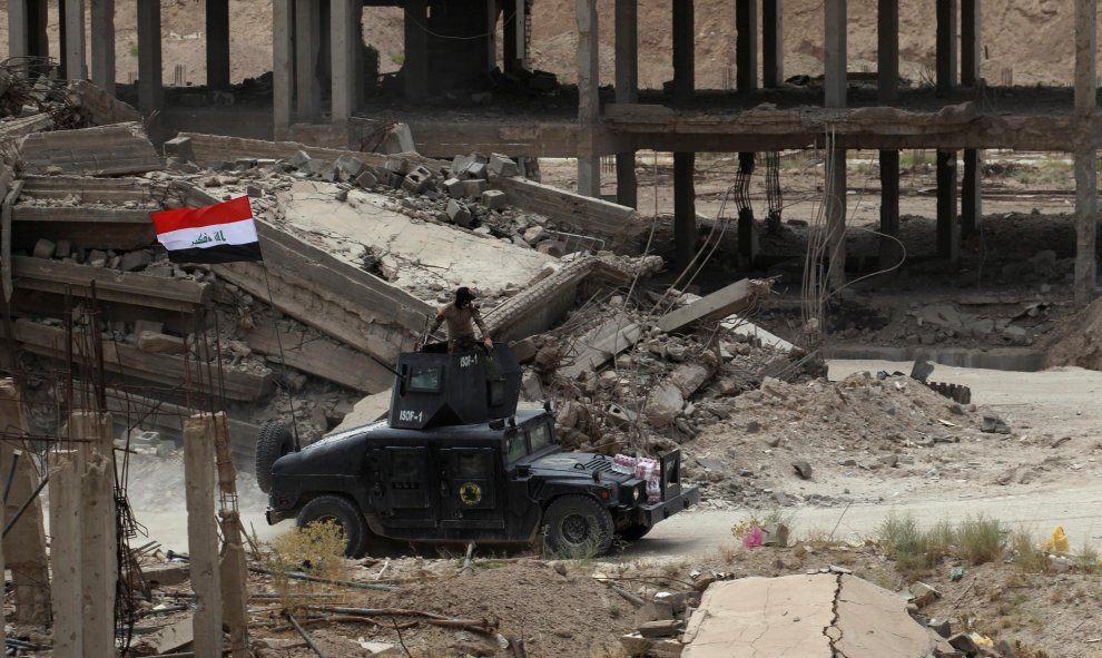 Un vehículo militar iraquí en las afueras de Faluya , Irak .- REUTERS / Alaa Al - Marjani