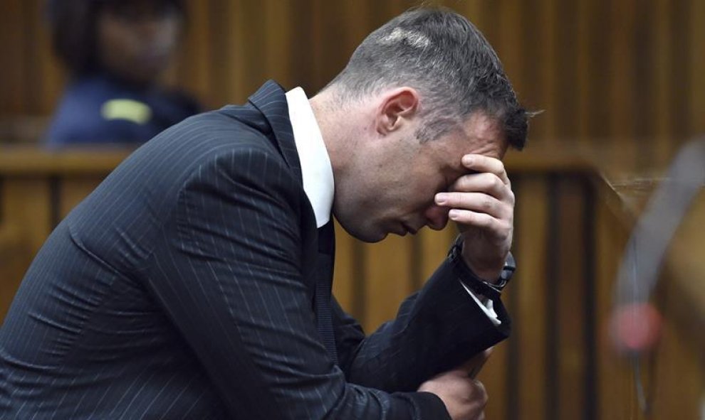 El atleta sudafricano Oscar Pistorius permanece sentado en el banquillo de los acusados durante una vista para dictar la pena que debe cumplir por el asesinato de su novia, en el Tribunal Superior del Norte de Gautengal en Pretoria, Sudáfrica. EFE/Phill M