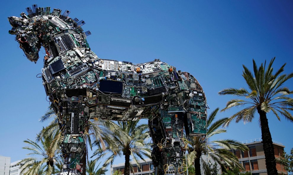 Un "Cyber ​​caballo",  construido a base de miles de fragmentos de ordenadores y móviles infectados,  expuesto en la entrada de la conferencia anual Cyberweek en la Universidad de Tel Aviv, Israel. REUTERS / Amir Cohen