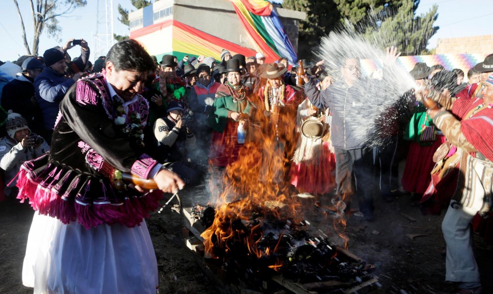 Indígenas bolivianos rocían cerveza como ofrenda durante la ceremonia de Año Nuevo Aymara en El Alto, Bolivia.- REUTERS