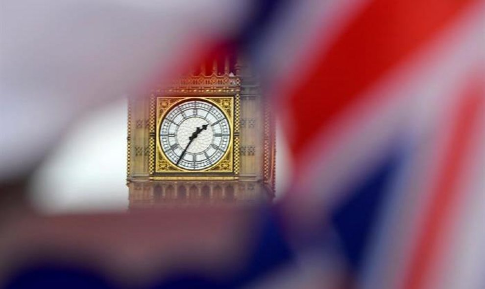 Una bandera británica ondea junto al Big Ben de Londres, Reino Unido, el 22 de junio del 2016.  EFE/Hannah Mckay