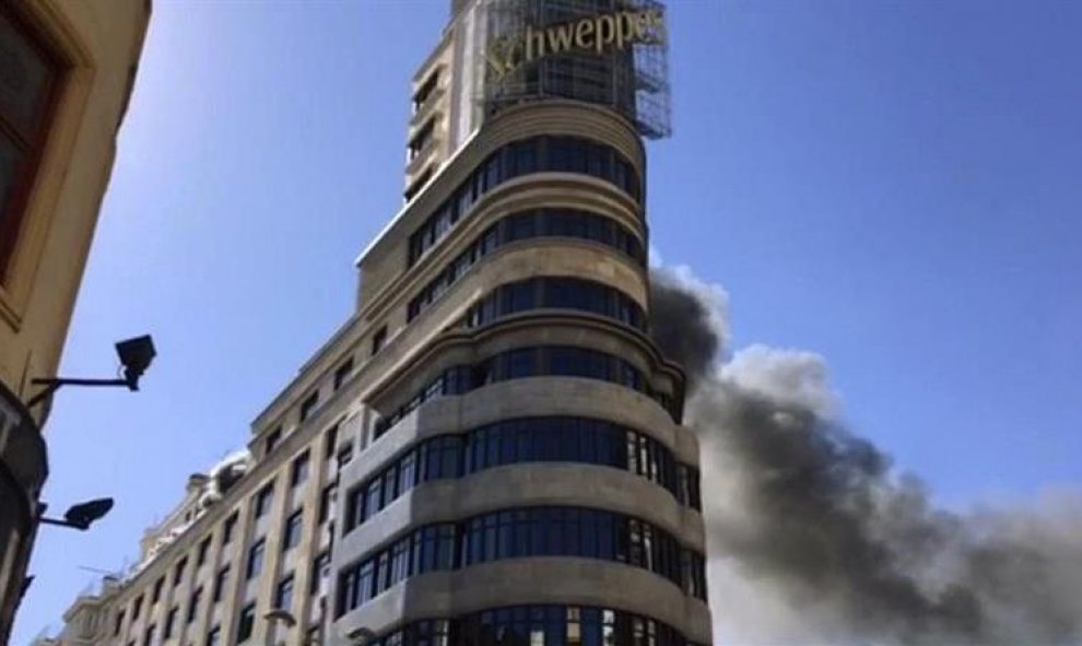 Incendio registrado en la azotea del emblemático edificio Capitol, Carrión o del luminoso de Schweppes, como se conoce, donde ha ardido una pequeña caseta sin causar daños materiales notables ni heridos. El incendio ha provocado una columna de humo visibl