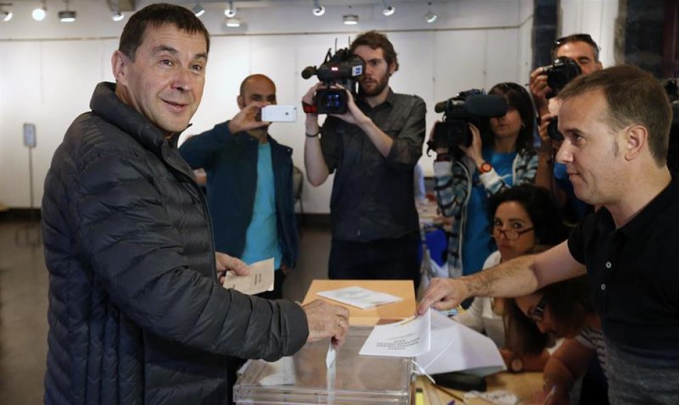 Arnaldo Otegi, líder de la izquierda abertzale, votando en un colegio electoral de la provincia de Guipuzcoa